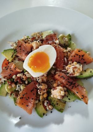 Une photo de Salade saumon avocat