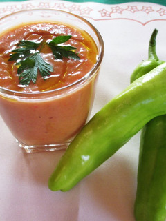 Una foto de Crema fría de pimientos italianosasados- fácil