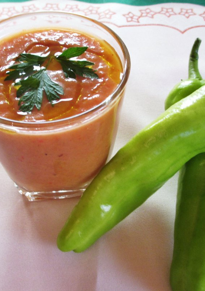 Una foto de Crema fría de pimientos italianosasados- fácil