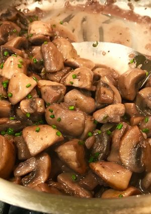 A picture of Easy Mushrooms in Wine & Shallot Sauce with Herbs.