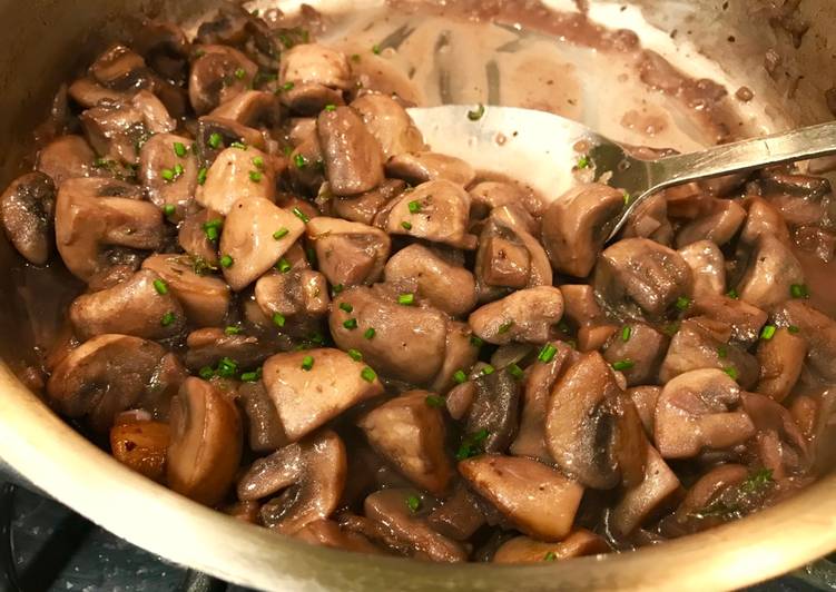 Easy Mushrooms in Wine & Shallot Sauce with Herbs