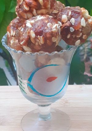 A picture of Dates and mixed dryfruits ladoo.