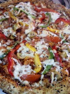 صورة لوصفة بيتزا بعجينة العشر دقائق