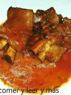 Una foto de Manitas de cerdo guisadas en salsa de tomate