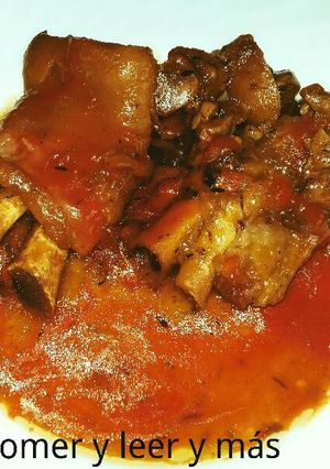 Foto principal de Manitas de cerdo guisadas en salsa de tomate