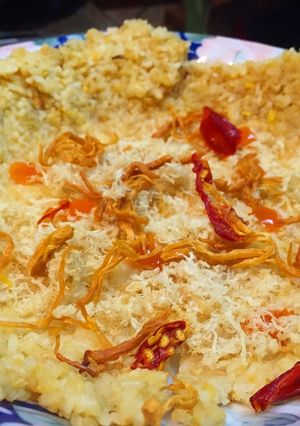 Hình của món Cơm rang trứng cháy ruốc, gà khô cay giòn.