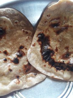 कढईतली तंदुरी रोटी (kadhai tandoori roti recipe in marathi) रेसिपी चे मुख्य फोटो 