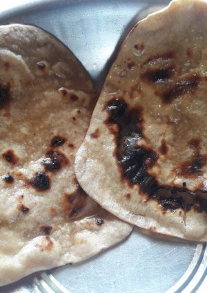 कढईतली तंदुरी रोटी (kadhai tandoori roti recipe in marathi) रेसिपी चे मुख्य फोटो 