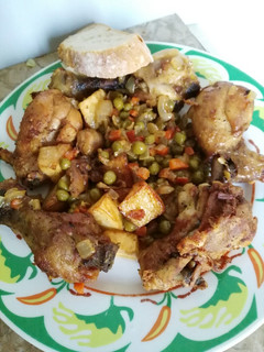 Una foto de Pollos con guisantes y patatas a la cerveza
