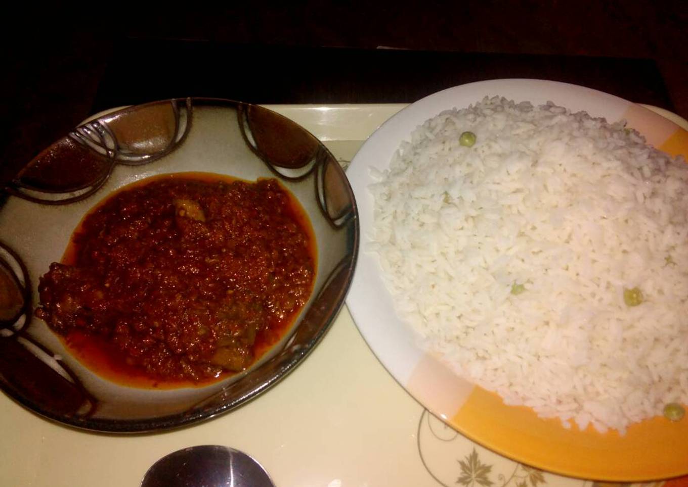 White rice with green peas and stew