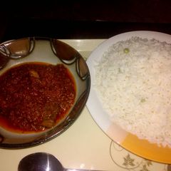 White rice with green peas and stew A picture of White rice with green peas and stew.