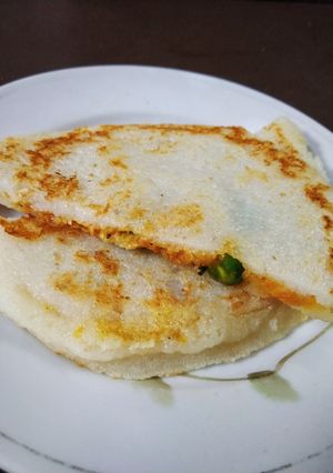 A picture of Stuffed rawa utappam.