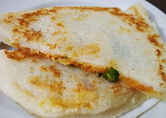 Stuffed rawa utappam