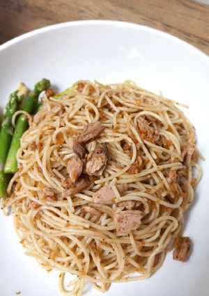Foto resep Spaghetti Aglio Olio Tuna Pedas with Asparagus