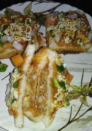 A picture of Pavbhaji masala bread sandwich pizza.