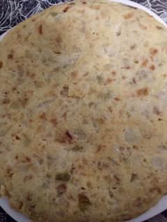 Una foto de Tortilla de patata, cebolla y pimiento