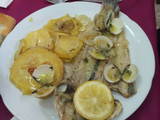 Lubina al horno con salsa de almejas