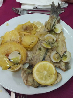 Una foto de Lubina al horno con salsa de almejas
