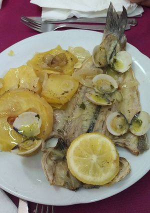Foto principal de Lubina al horno con salsa de almejas