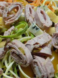 Una foto de Sphagetti fríos en ensalada con sabores varios..