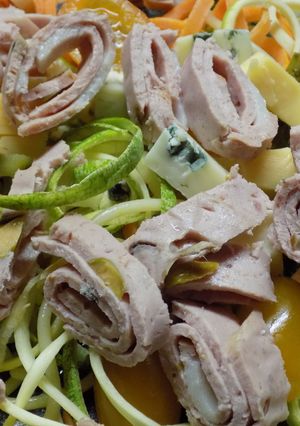 Una foto de Sphagetti fríos en ensalada con sabores varios..