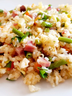 Una foto de Arroz salteado al pimentón con verduras y jamón