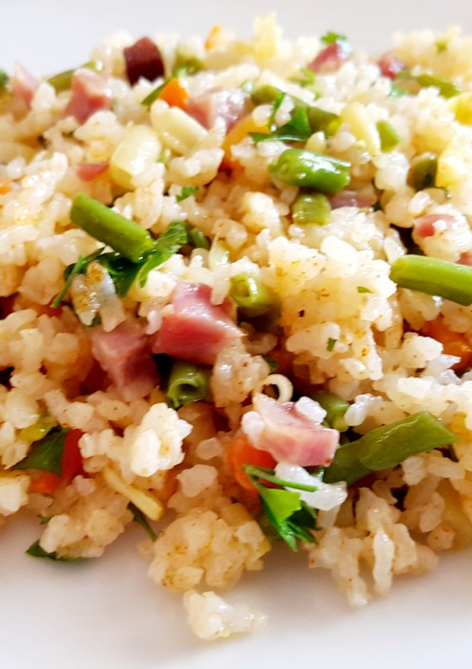 Una foto de Arroz salteado al pimentón con verduras y jamón