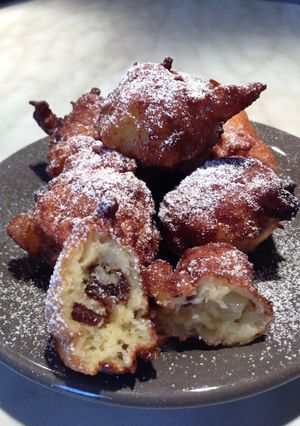 Oliebollen almával és mazsolával recept fotója
