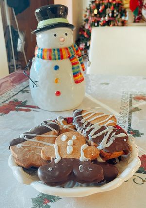 Φωτογραφία της συνταγής Gingerbread cookies με επικάλυψη σοκολάτα και maple syrup frosting