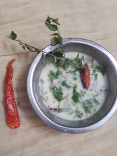 લીલા લસણ ની કઢી (Green Garlic Kadhi Recipe In Gujarati) રેસીપી મુખ્ય ફોટો