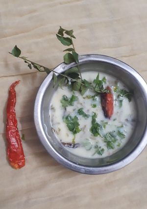 લીલા લસણ ની કઢી (Green Garlic Kadhi Recipe In Gujarati) રેસીપી મુખ્ય ફોટો