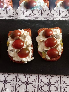 Una foto de Tosta de queso cottage y aguacate