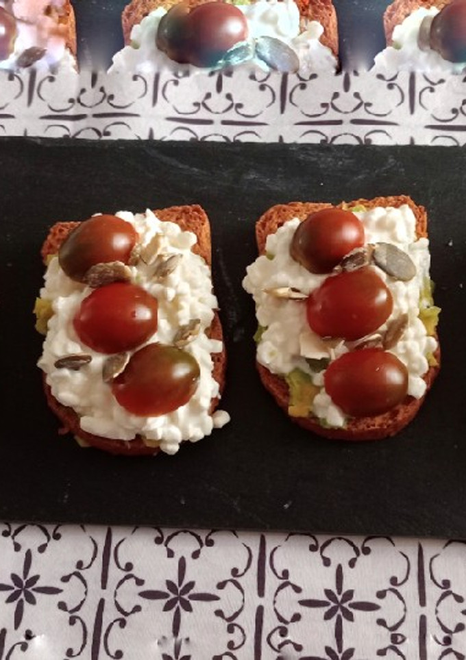 Una foto de Tosta de queso cottage y aguacate