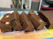 Una foto de brownie de chocolate y manzana