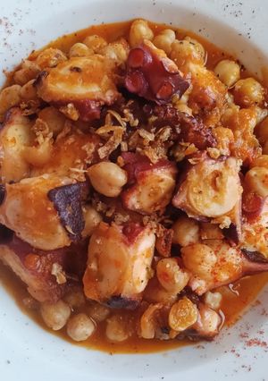 Una foto de Garbanzos con pulpo