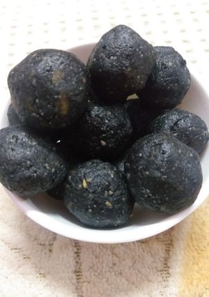 हेल्दी तिल के लड्डू (healthy til ke ladoo recipe in Hindi) रेसिपी मुख्य फोटो