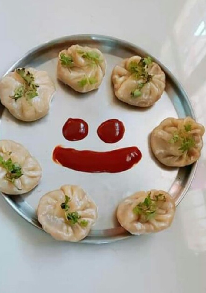 வெஜ் மோமோஸ் மற்றும் சட்னி செய்முறை முக்கிய புகைப்படம்