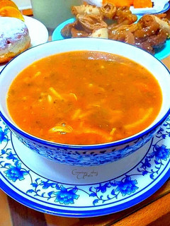 Una foto de Sopa tipo harira con ingredientes diferentes