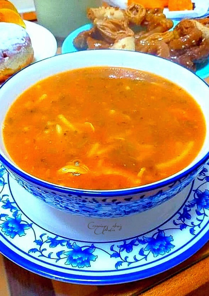 Una foto de Sopa tipo harira con ingredientes diferentes