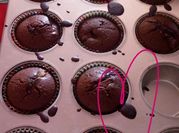 Una foto de muffin de huevo y vegetales