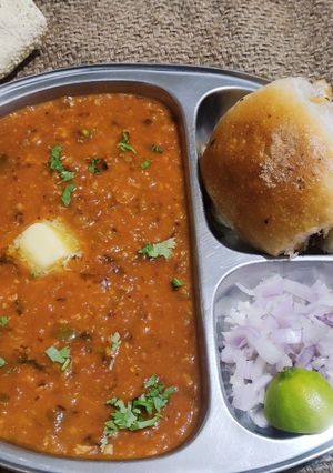 बॉम्बे स्टाइल पाव भाजी (bombay style pav bhaji recipe in Hindi) रेसिपी मुख्य फोटो