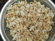 Una foto de palomitas con mantequilla
