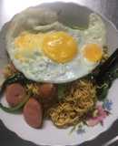 Mì xào trứng xúc xích