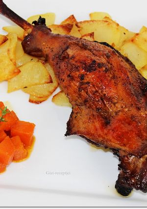 Sült libacomb zsírjában sült krumplival és narancsos-mézes sütőtökkel recept fotója