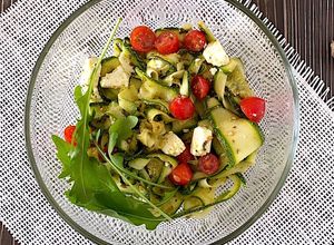 รูปของ สลัดซูกินีซอสเพสโต้ (Keto Basil Pesto Zoodle Salad)