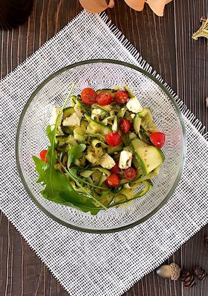 รูปของ สลัดซูกินีซอสเพสโต้ (Keto Basil Pesto Zoodle Salad)