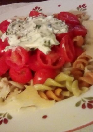 Una foto de Fideos tricolor c/ tomates cherry en salsa de albahaca (⁠ ⁠˘⁠ ⁠³⁠˘⁠)⁠♥🌿