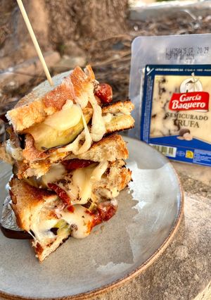 Una foto de Sándwich de queso trufado, berenjena y tomate seco