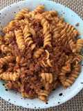 Tornillos con carne molida y tomate (saca de apuro)