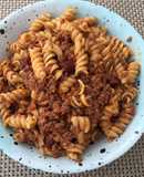Tornillos con carne molida y tomate (saca de apuro)